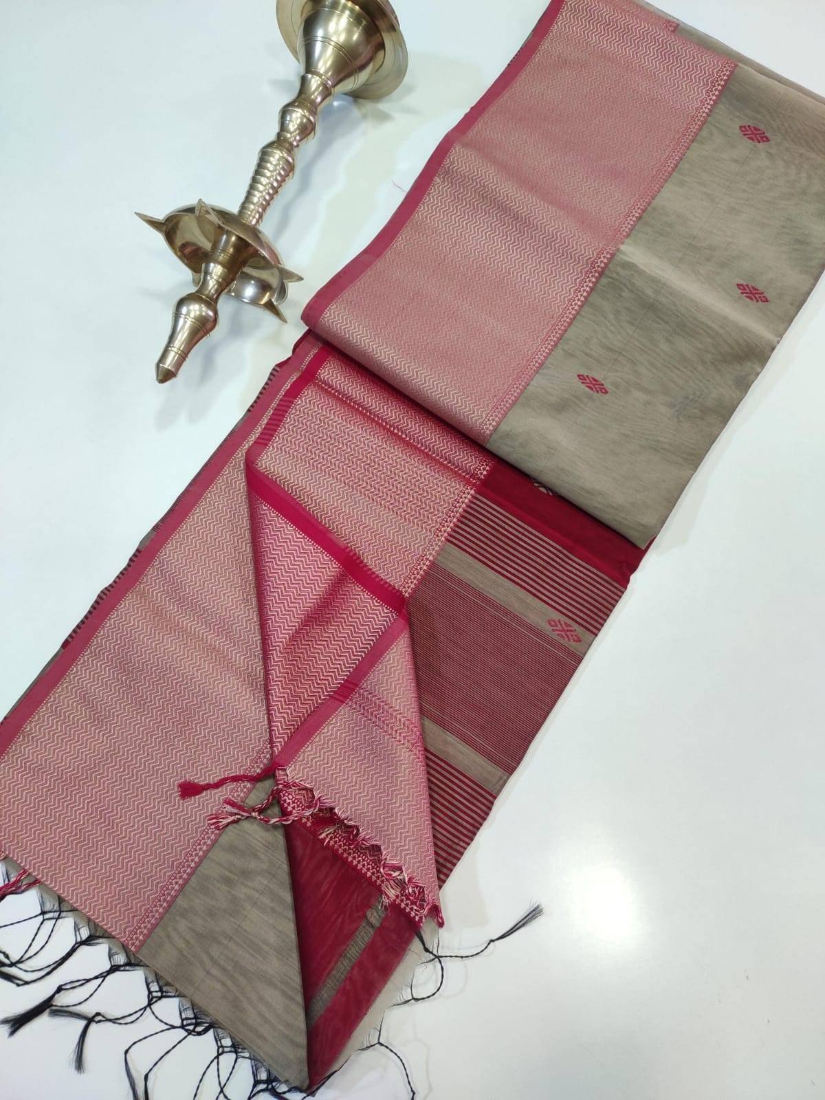 Premium Gray Maheshwari Silk Cotton Saree – Zari Border Gray Maheshwari Silk Cotton Saree